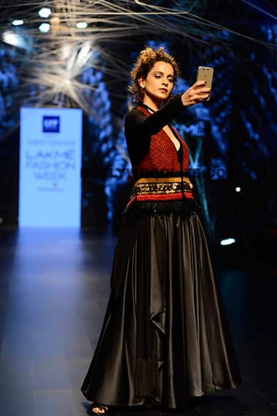 Kangana clicking selfie during LFW 2016