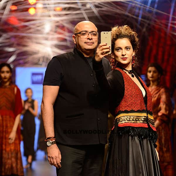 Kangana Ranaut taking selfie with designer Tarun Tahiliani