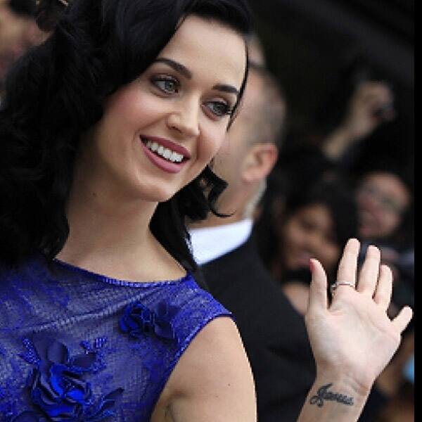 Katy Perry flaunting her tattoo
