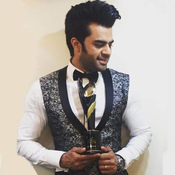 Manish Paul wins the Best Host award