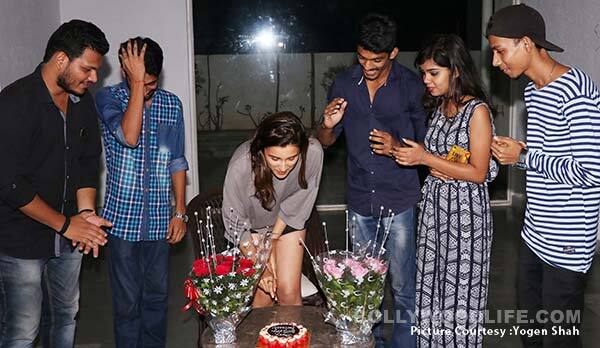 http://st1.bollywoodlife.com/wp-content/uploads/photos/parineeti-chopra-cuts-her-birthday-cake-along-with-her-fans-201610-818863.jpg