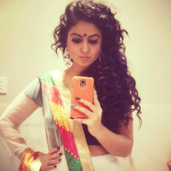 Priya Malik Clicks Selfie In Hot Saree Bigg Boss 9 Wild Card Entry Priya Maliks Hot And Unseen
