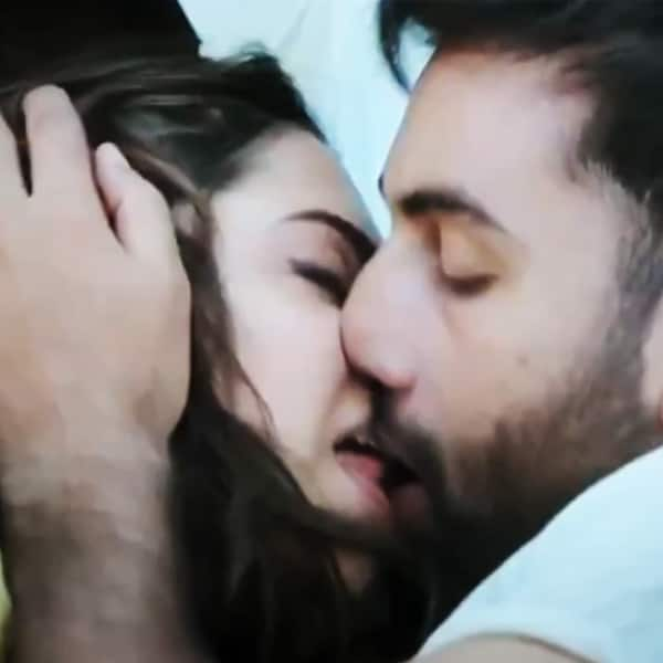 Ranbir Kapoor and Deepika Padukone hot kissing scene in &#39;Tamasha&#39; - ranbir-kapoor-and-deepika-padukone-hot-kissing-scene-in-tamasha-201511-630845