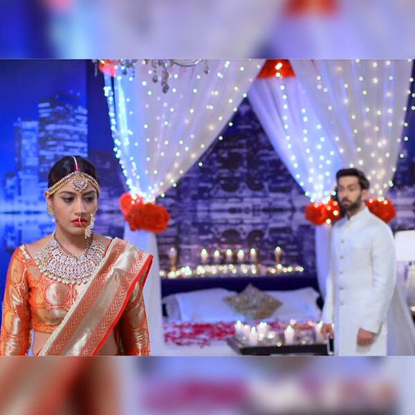 Rudra and Om go to meet Shivaay and Tia at night