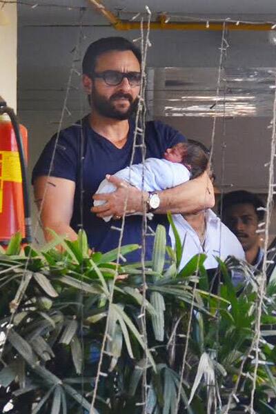 Saif Ali Khan looks very protective of his son Taimur