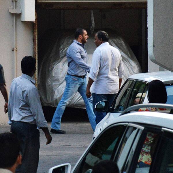 salman khan spotted outside his house 201512 637827