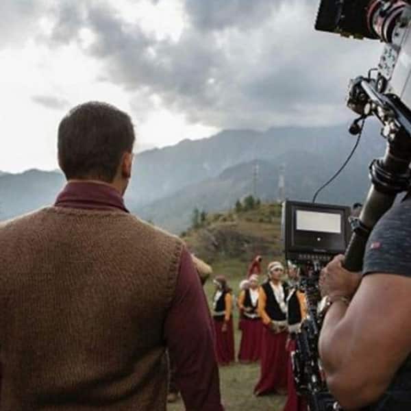 Salman Khan's candid snaps from the back on the sets of Tubelight are building up the excitement.