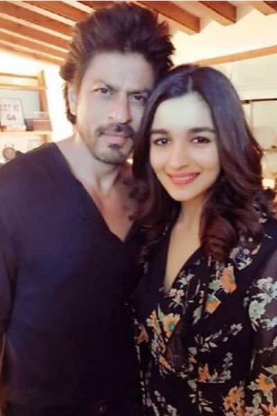 Shah Rukh Khan and Alia Bhatt in this image is giving us 'Dear Zindagi' vibes