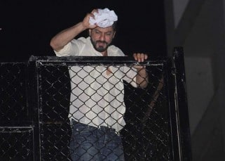 Shah Rukh Khan celebrates  birthday with fans at his residence