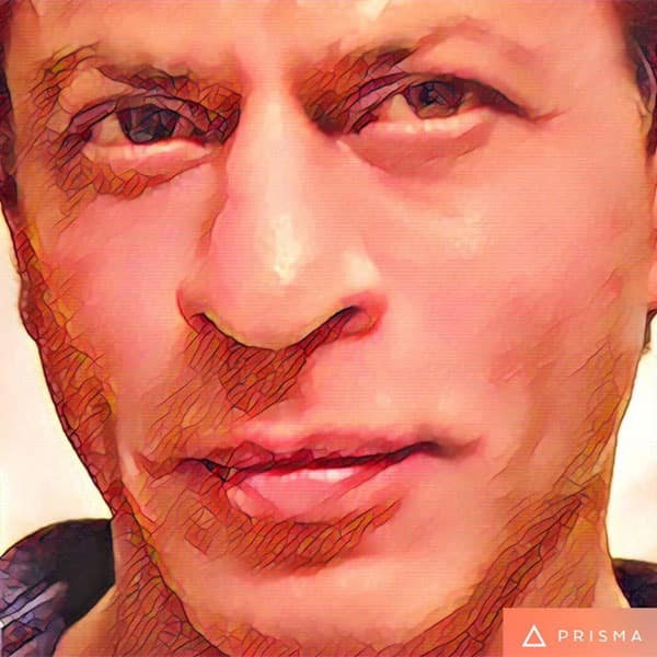 Shah Rukh Khan clicks a selfie through Prisma app