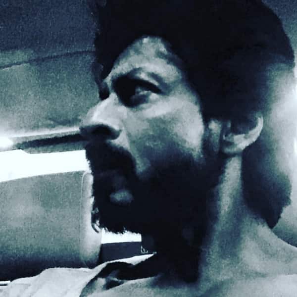 Shah Rukh Khan flaunting his tanned, oily skin on sets of ‘Raees’