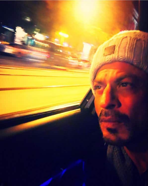 Shah Rukh Khan posts another selfie sporting a beard and looks absoluetly HOT!