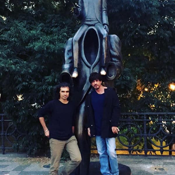Shah Rukh Khan snapped with Imtiaz Ali in front of Franz Kafka’s statue in Prague