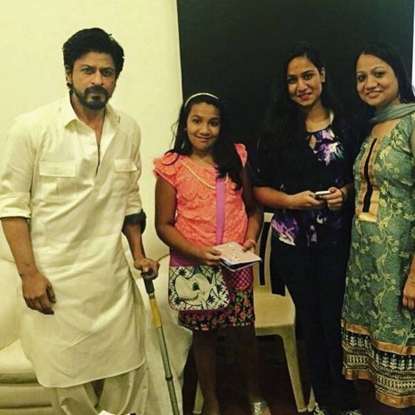 Shah Rukh Khan with fans on sets of Raees Shah Rukh Khan with fans on sets of Raees