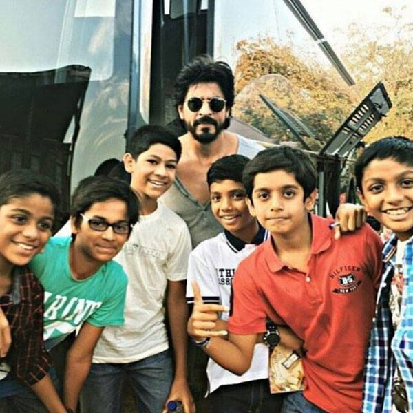 Shah Rukh Khan with kids on sets of ‘Raees’