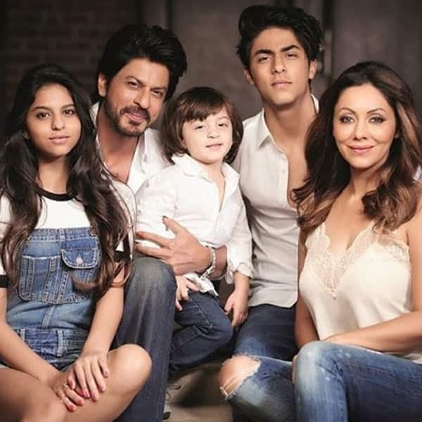 picture of shah rukh khan with wife gauri khan and kids aryan