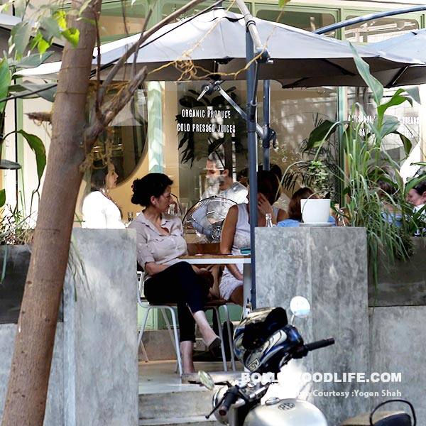 Shahid Kapoor continues to woo us with his hot casual look Shahid Kapoor continues to woo us with his hot casual look