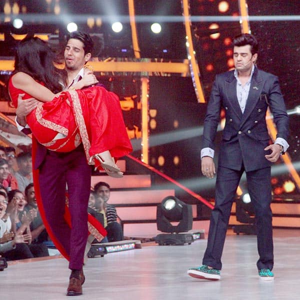 Sidharth Malhotra carrying Katrina Kaif in his arms