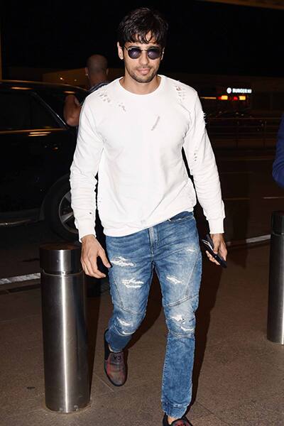 Sidharth Malhotra was also seen leaving for Indore with Katrina