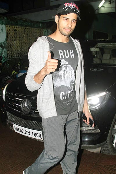 Sidharth Malhotra waves to cameras in Bandra