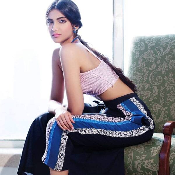 Sonam Kapoor flaunts her sexy body
