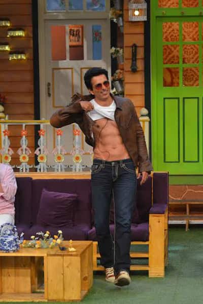Sonu Sood leaves no chance to flaunt his well-toned six-pack abs but we don’t kind it either Sonu Sood leaves no chance to flaunt his well-toned six-pack abs but we don’t kind it either