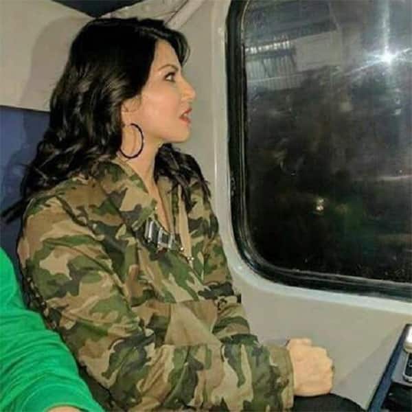 Sunny Leone was amazed seeing such a huge crowd gather at Baroda station