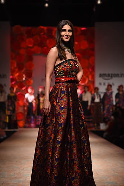 Vaani Kapoor's look of the night can mesmerize you