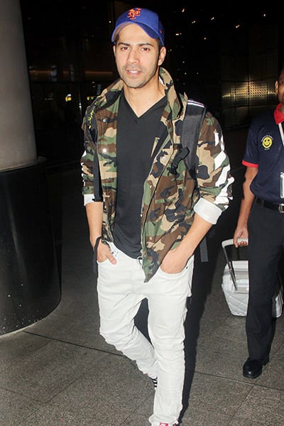 Varun Dhawan posing for cameras at Mumbai airport