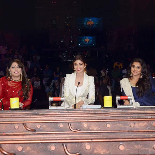 Vidya Balan looked gorgeous while posing with the judges of Super Dancer