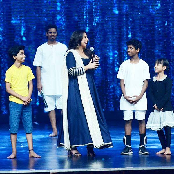 Vidya Balan with Super Dancer contestants during Kahaani 2 promotions
