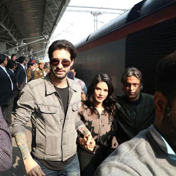 When did Sunny Leone enter the train with Shah Rukh Khan?