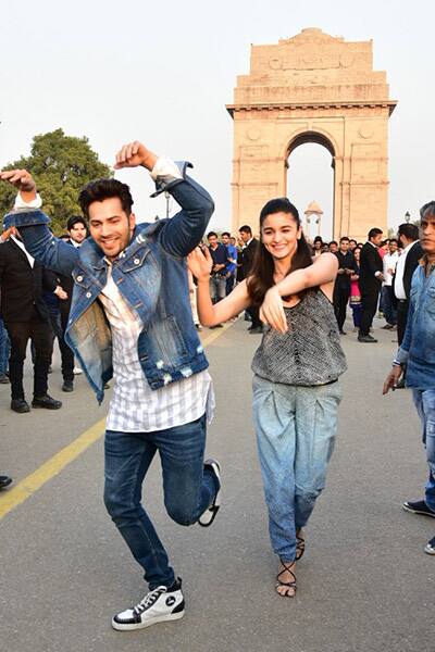 When Varun Dhawan and Alia Bhatt gave a live performance
