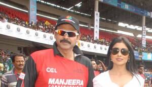 Salman, Sonakshi watch celebs play cricket