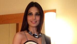 Bipasha Basu looks stunning in a sari at IIFA