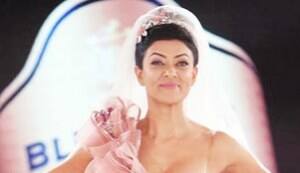 Sushmita Sen walks the ramp for Blenders Pride Fashion Tour 2012