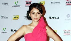 Filmfare Awards 2013 nomination party: Priyanka Chopra dazzles, Anushka Sharma disappoints on the red carpet