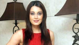 Minissha Lamba runs into trouble at the airport, again!