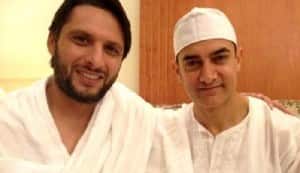 Aamir Khan meets Pakistani cricketer Shahid Afridi while on Hajj