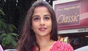 Vidya forgets her sari at home!