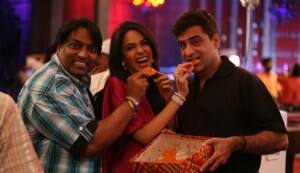 Mallika Sherawat chucks her diet for hot jalebis!