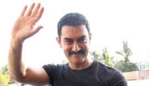 Aamir Khan supports Anna at Ramlila maidan in Delhi