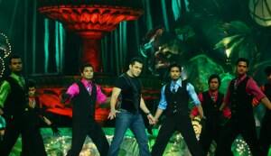 Salman Khan goes ‘Dhinka chika’ at Golden Petal Awards