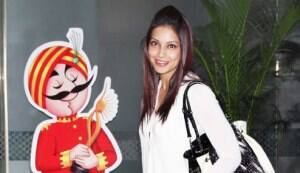 Bipasha Basu, Chitrangda Singh, Shriya Saran leave for IIFA Awards 2012