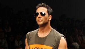 Akshay Kumar fan burns hand to meet the star