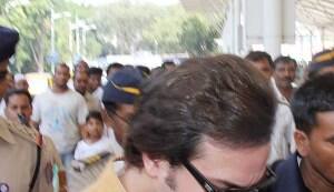 Saif Ali Khan-Kareena Kapoor Khan spotted leaving for New Delhi