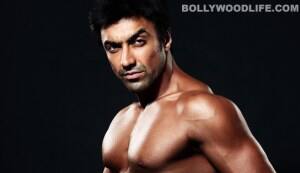 B-town hunks show off their abs
