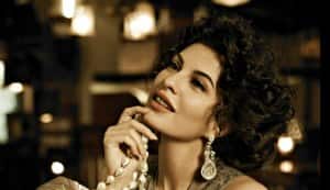 Jacqueline Fernandez on the cover of Hi! Blitz: She makes you fall in love with her!