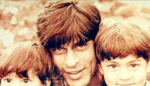 In Focus: Shahrukh Khan poses with kids Aryan and Suhana
