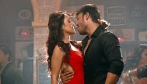 Jayantabhai Ki Luv Story song Thoda Thoda: Neha Sharma forcefully kisses Vivek Oberoi!